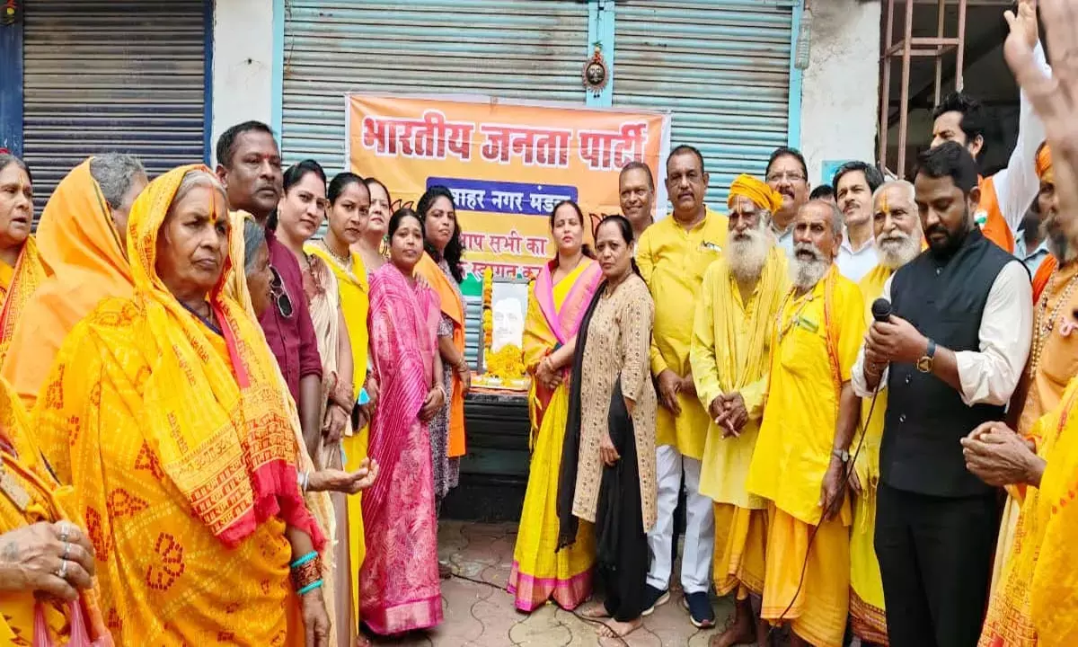 पं. दीनदयाल उपाध्याय की जयंती : जवाहर नगर में बड़ी संख्या में भाजपाइयों ने अर्पित की पुष्पांजलि