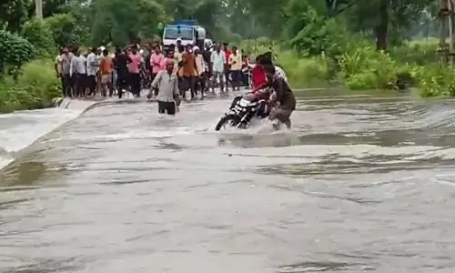 नाले में बहने लगी बाइक