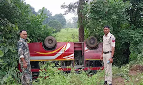 अनियंत्रित होकर यात्री बस पलटी