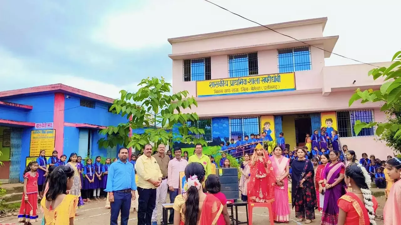 नवरात्रि और दशहरे पर आयोजन : स्कूली छात्र- छात्राओं ने गरबा और राम-रावण संवाद से बांधा समां नवरात्रि और दशहरे पर आयोजन : स्कूली छात्र- छात्राओं ने गरबा और राम-रावण संवाद से बांधा समां