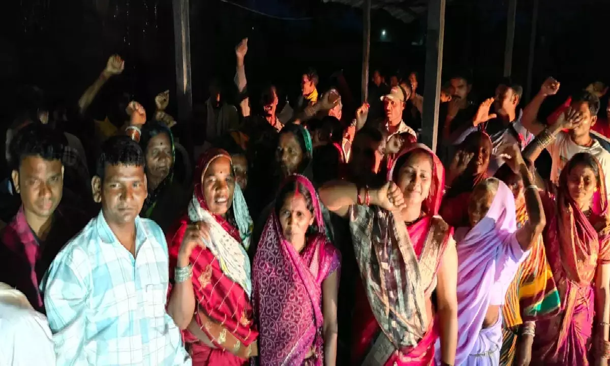 गुस्साए ग्रामीणों ने किया सब स्टेशन का घेराव, बिजली दुरुस्त करने की मांग