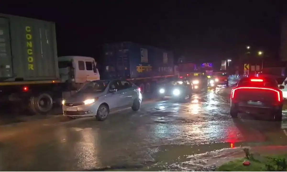 केशकाल घाटी में लगा जाम : वाहनों की लगी लंबी लाइनें, आवाजाही ठप