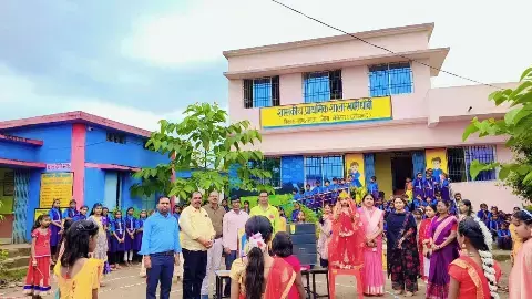 नवरात्रि और दशहरे पर आयोजन : स्कूली छात्र- छात्राओं ने गरबा और राम-रावण संवाद से बांधा समां नवरात्रि और दशहरे पर आयोजन : स्कूली छात्र- छात्राओं ने गरबा और राम-रावण संवाद से बांधा समां