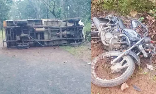 पिकअप वाहन और बाइक में जोरदार टक्कर