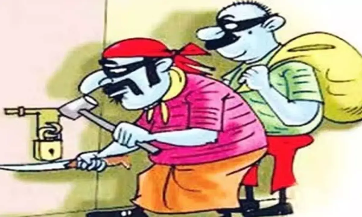 चोरों ने मोबाइल दुकान में बोला धावा