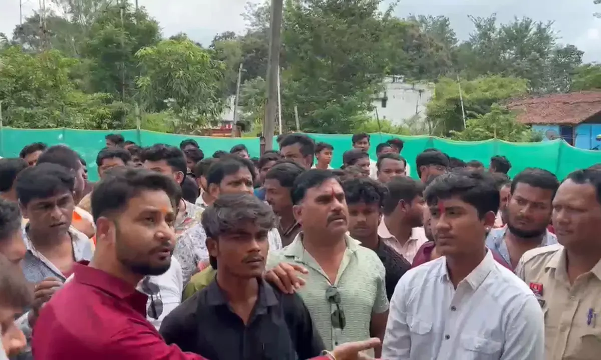 आक्रोशित लोगों ने थाने का किया घेराव