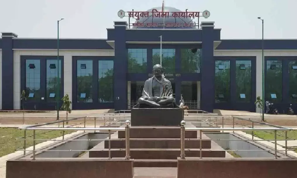 DEO ने जांच के बाद शिक्षक को किया निलंबित, पत्नी के ट्रांसफर को लेकर हुआ था विवाद