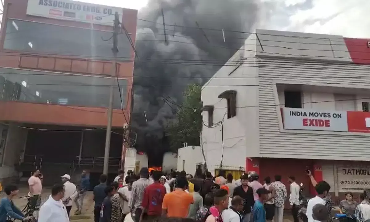 बैटरी फैक्ट्री में लगी भीषण आग