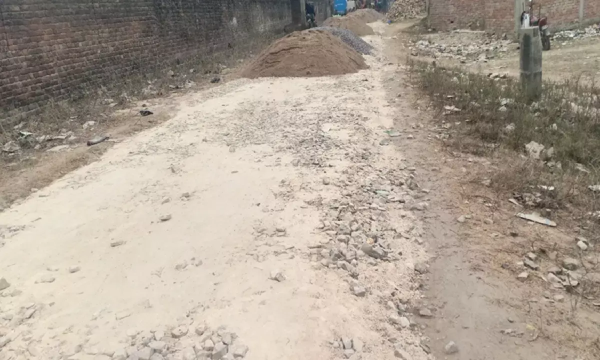 सीसी रोड निर्माण में गड़बड़ी : ग्रामीणों ने लगाया घटिया निर्माण का आरोप, कलेक्टर ने दिए जांच के आदेश