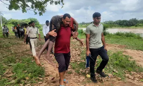 युवक ने इंद्रावती नदी में लगाई छलांग: एसडीआरएफ ने बचाई जान, अस्पताल में चला रहा इलाज