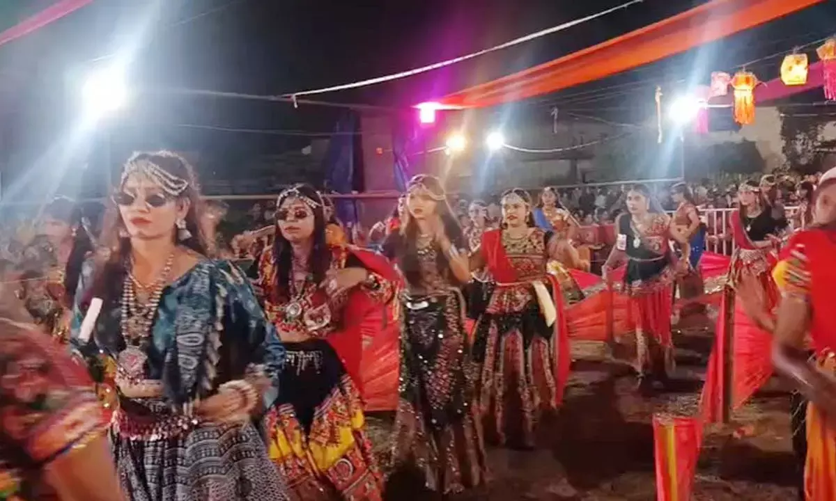 शांति नगर स्टेडियम में गरबा उत्सव : बरसते पानी में जगमग रोशनी के बीच देर रात तक थिरकते रहे कदम शांति नगर स्टेडियम में गरबा उत्सव : बरसते पानी में जगमग रोशनी के बीच देर रात तक थिरकते रहे कदम