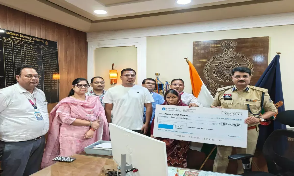 सड़क हादसे में जान गवाने वाले आरक्षक की पत्नी को एसएसपी और एसबीआई ने सौंपा 1 करोड़ का चेक सड़क हादसे में जान गवाने वाले आरक्षक की पत्नी को एसएसपी और एसबीआई ने सौंपा 1 करोड़ का चेक