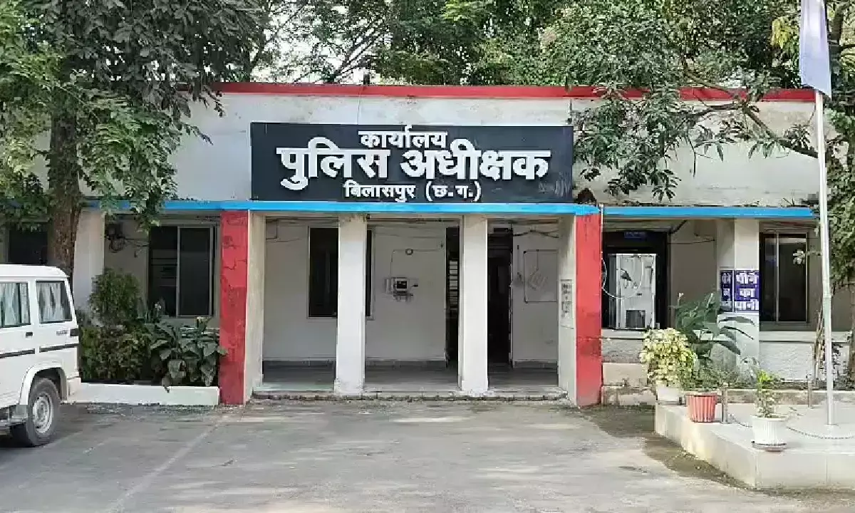 सचिव ने बनाया नहाती महिलाओं का वीडियो : सोशल मिडिया पर कर दिया वायरल, दबाव बनाने के लिए पति पर किया केस