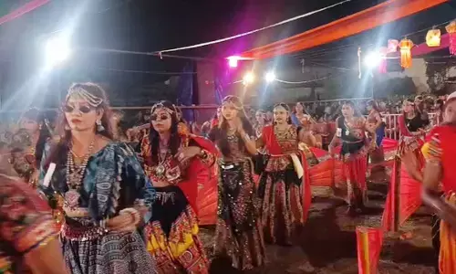 शांति नगर स्टेडियम में गरबा उत्सव : बरसते पानी में जगमग रोशनी के बीच देर रात तक थिरकते रहे कदम