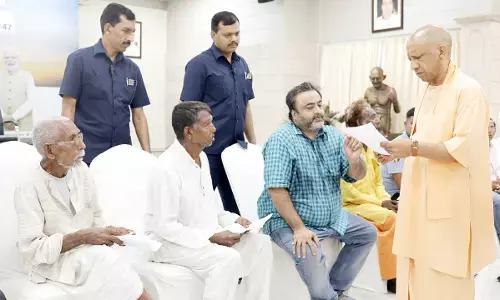 गरीब मां की गुहार पर CM योगी का मानवीय कदम, कैंसर पीड़ित को तुरंत एंबुलेंस से भिजवाया अस्पताल!