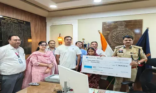 सड़क हादसे में जान गवाने वाले आरक्षक की पत्नी को एसएसपी और एसबीआई ने सौंपा 1 करोड़ का चेक