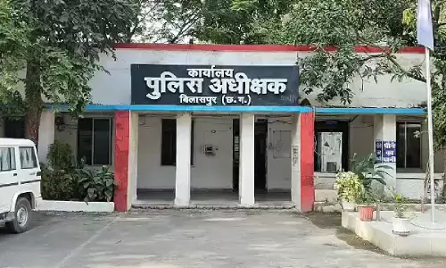 सचिव ने बनाया नहाती महिलाओं का वीडियो : सोशल मिडिया पर कर दिया वायरल, दबाव बनाने के लिए पति पर किया केस