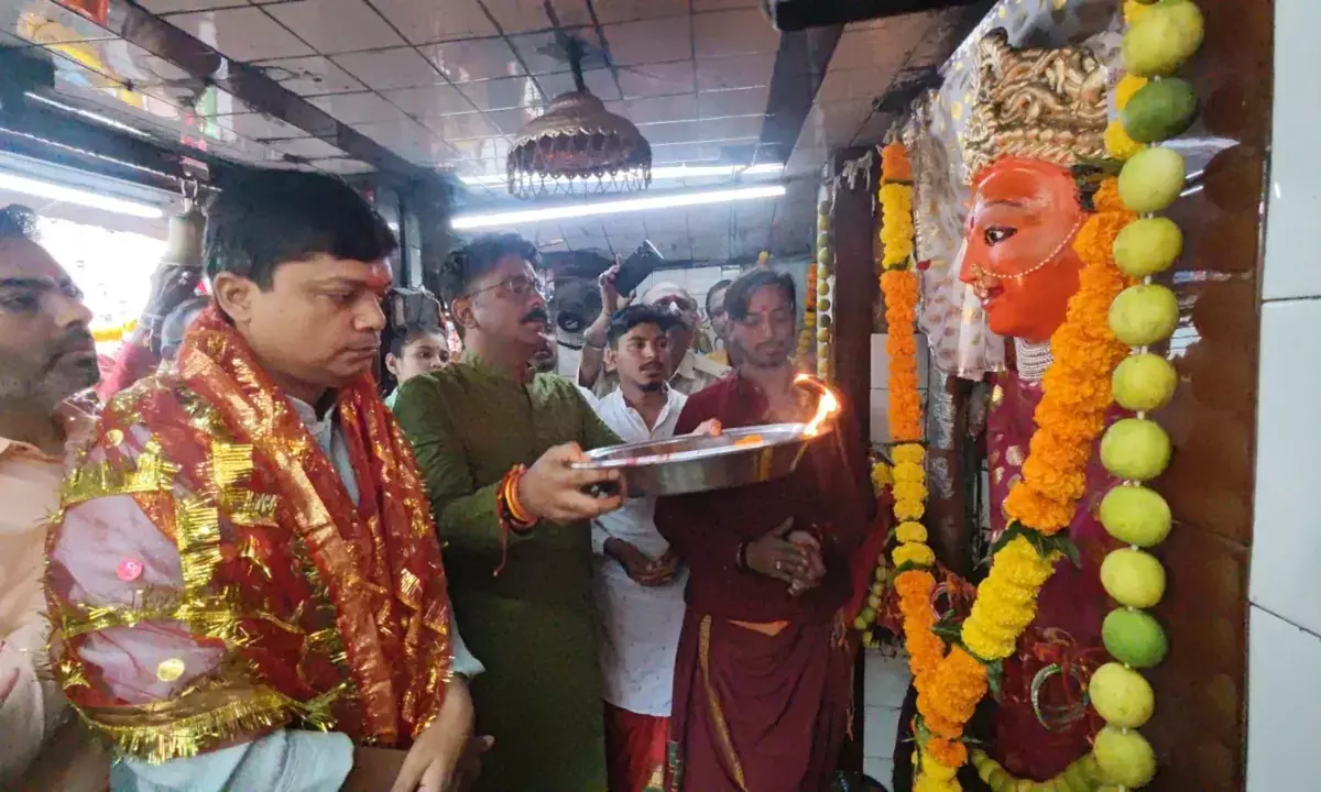 खम्बा माता मंदिर में कलेक्टर-एसपी ने की पारंपरिक पूजा, लगाया मदिरा का भोग खम्बा माता मंदिर में कलेक्टर-एसपी ने की पारंपरिक पूजा, लगाया मदिरा का भोग