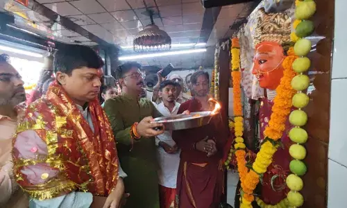 खम्बा माता मंदिर में कलेक्टर-एसपी ने की पारंपरिक पूजा, लगाया मदिरा का भोग