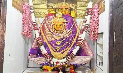 सोने के आभूषणों से हुआ माता का राजसी श्रृंगार