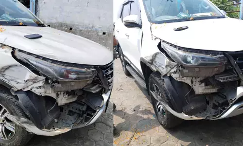 ट्रक से टक्कर के बाद क्षतिग्रस्त हुई कार