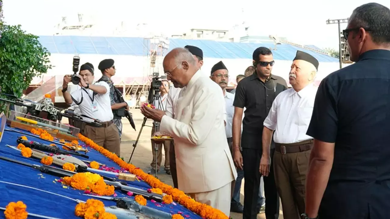 RSS शताब्दी विजयादशमी उत्सव: संघ प्रमुख भागवत ने किया शस्त्र पूजन, हेडगेवार  को दी श्रद्धांजलि; पूर्व राष्ट्रपति कोविंद मुख्य अतिथि | /rss-centenary ...