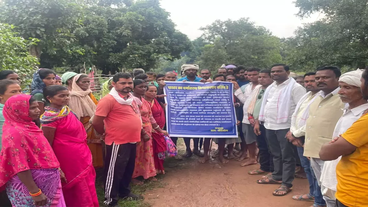 ईसाई धर्म छोड़ तीन परिवारों की घर वापसी ईसाई धर्म छोड़ तीन परिवारों की घर वापसी