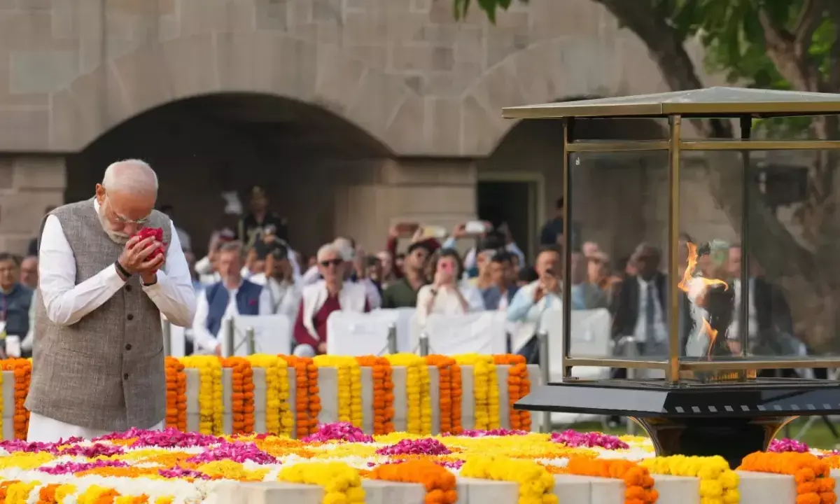महात्मा गांधी-शास्त्री जयंती पर PM मोदी ने किया नमन, राजघाट और विजय घाट पर दी श्रद्धांजलि