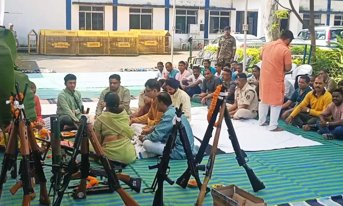 सरगुजा पुलिस ने की शस्त्र पूजा