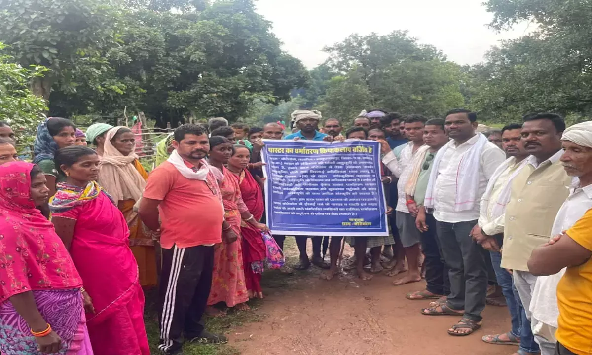 ईसाई धर्म छोड़ तीन परिवारों की घर वापसी ईसाई धर्म छोड़ तीन परिवारों की घर वापसी