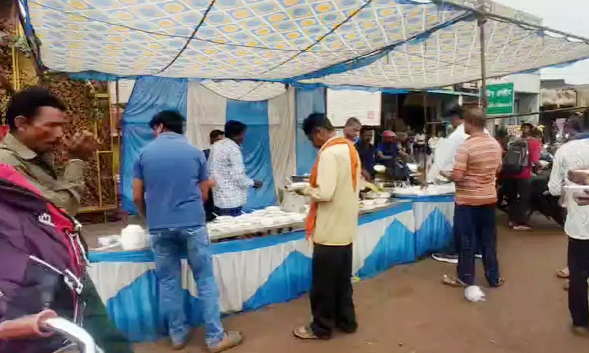 तिरंगा चौक में लगा भंडारा : श्री श्री मां आदि शक्ति दुर्गा उत्सव समिति का आयोजन, सैकड़ों श्रद्धालुओं ने ग्रहण किया प्रसाद तिरंगा चौक में लगा भंडारा : श्री श्री मां आदि शक्ति दुर्गा उत्सव समिति का आयोजन, सैकड़ों श्रद्धालुओं ने ग्रहण किया प्रसाद