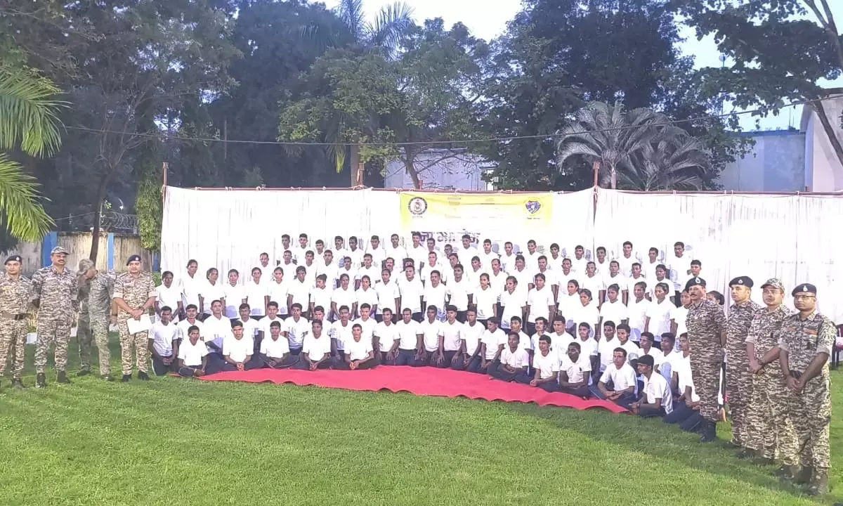 सबसे बड़ा नक्सल सरेंडर : बीजापुर में 103 नक्सलियों ने डाले हथियार, एसपी के सामने किया आत्मसमर्पण