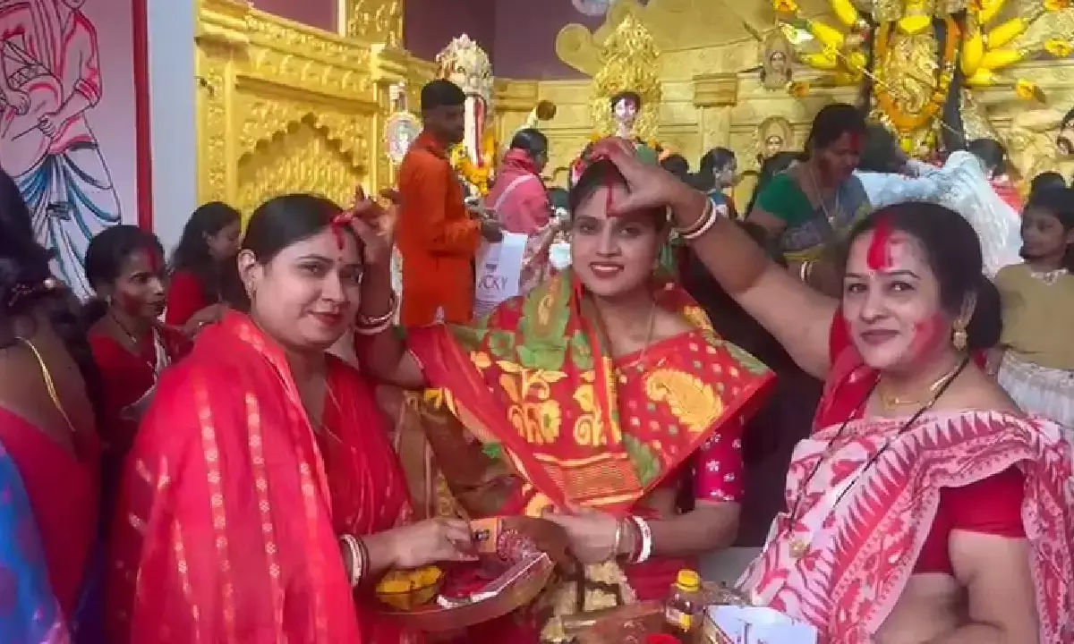 बंग समाज की महिलाओं ने खेला सिंदूर खेल : ढाक के ताल पर नाच- गाने के साथ मां दुर्गा को किया विदा