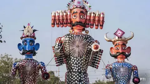 दशहरा उत्सव : न आसमां, न जमीं... पानी में रावण वध दशहरा उत्सव : न आसमां, न जमीं... पानी में रावण वध