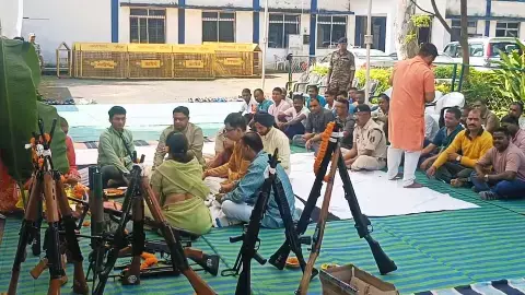 सरगुजा पुलिस ने की शस्त्र पूजा