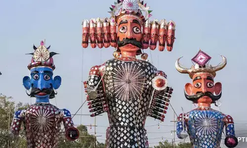 दशहरा उत्सव  : न आसमां, न जमीं... पानी में रावण वध