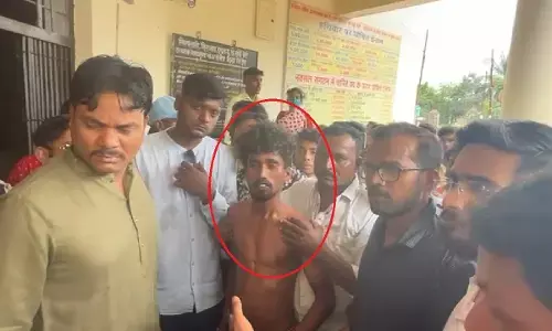 नराधम पर भड़के बजरंगी : जुलूस निकालकर पिटाई करते हुए ले गए थाने, पुलिस के सुपुर्द कर कड़ी कार्रवाई की मांग