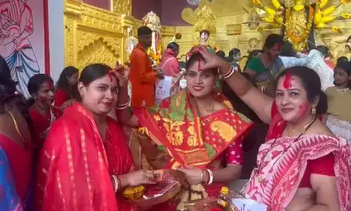 बंग समाज की महिलाओं ने खेला सिंदूर खेल : ढाक के ताल पर नाच- गाने के साथ मां दुर्गा को किया विदा