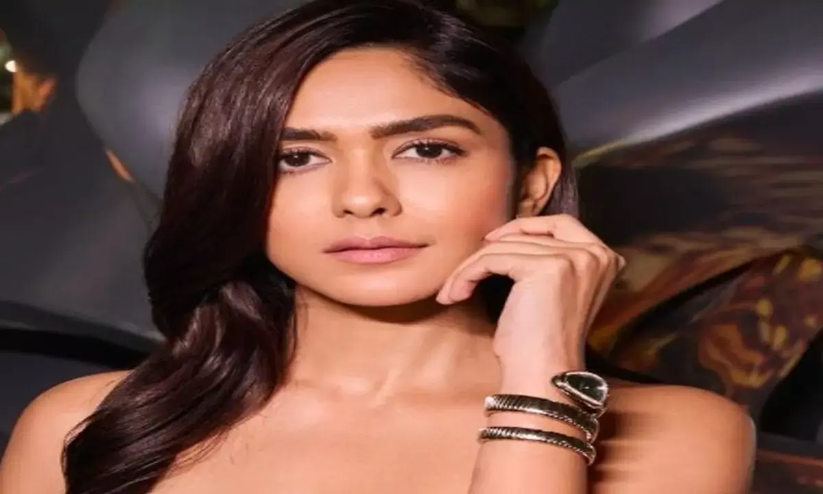 एक्ट्रेस मृणाल ठाकुर का स्टाइलिश लुक