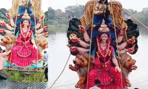 दुर्गा प्रतिमा विसर्जन के बाद मची होड़