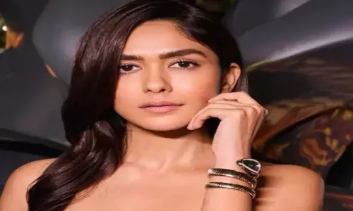 एक्ट्रेस मृणाल ठाकुर का स्टाइलिश लुक एक्ट्रेस मृणाल ठाकुर का स्टाइलिश लुक