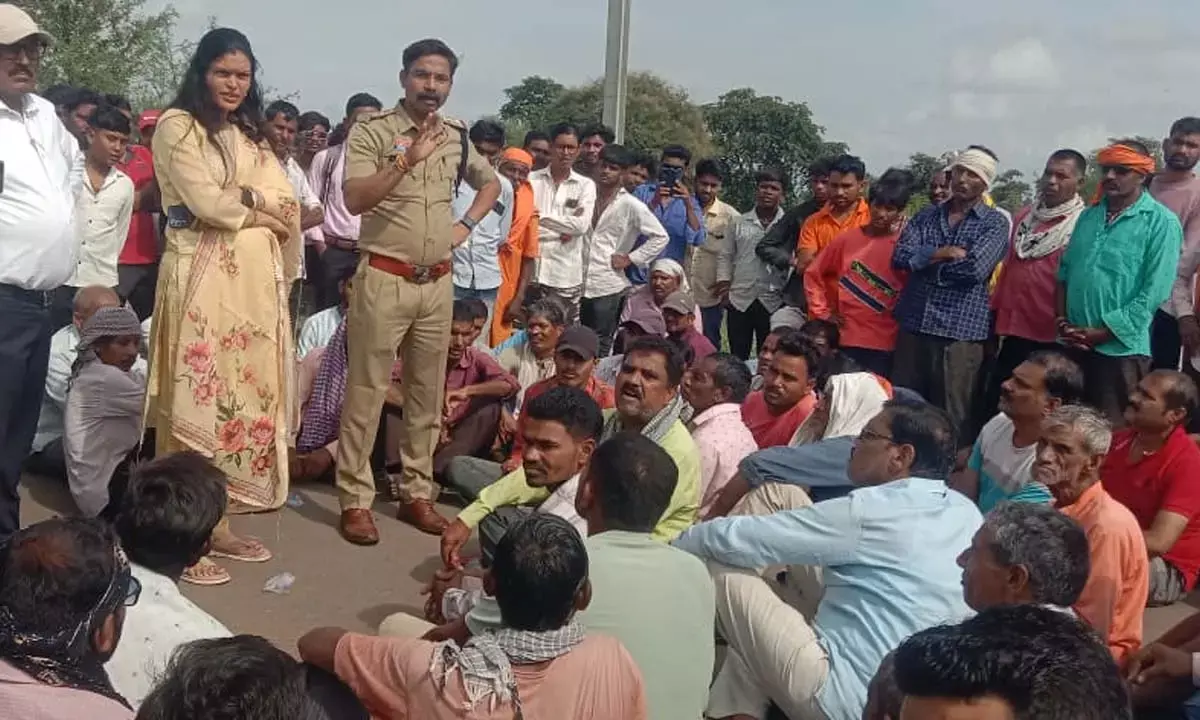 8 गांव के किसानों ने नवापारा-कुरूद मार्ग पर किया चक्काजाम