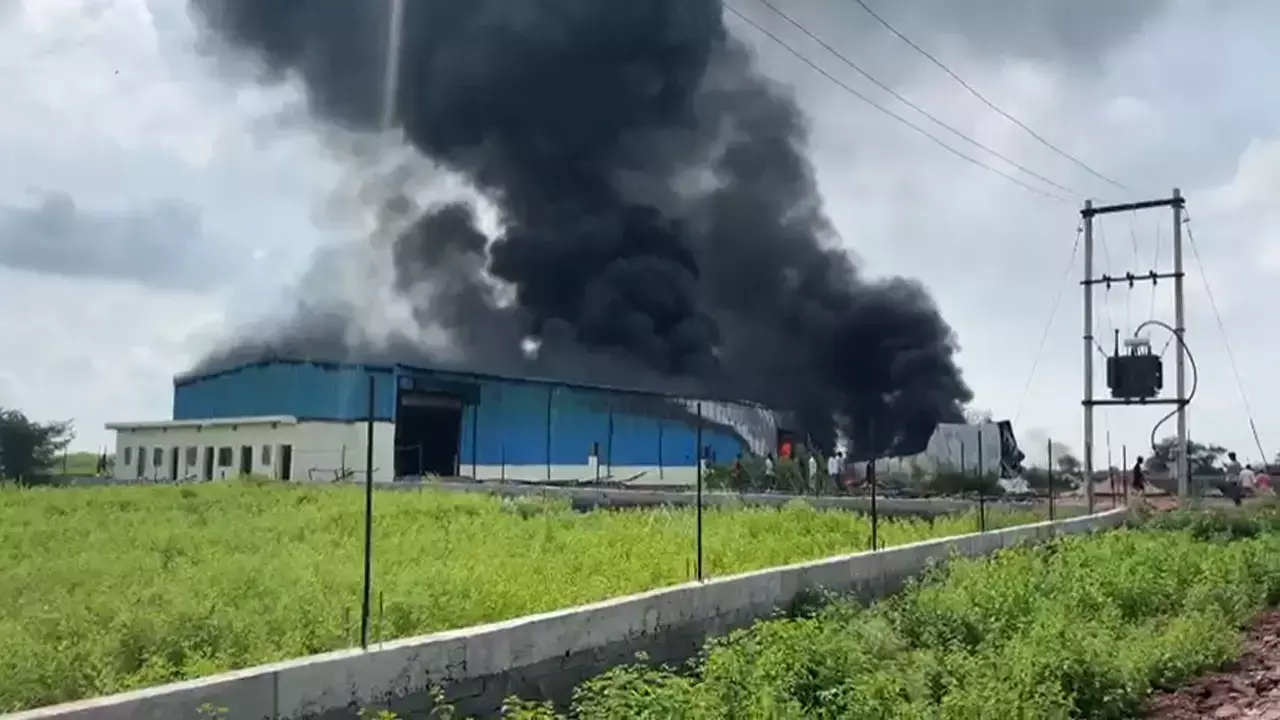 पाईप फैक्ट्री में लगी भीषण आग पाईप फैक्ट्री में लगी भीषण आग