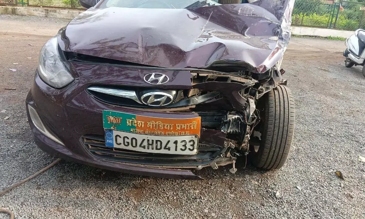 ट्रक से टकराई कार