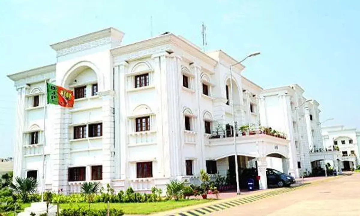 मंत्री सुनेंगे कार्यकर्ताओं की समस्याएं : ठाकरे परिसर में सालभर बाद फिर खुलेगा सहयोग केंद्र मंत्री सुनेंगे कार्यकर्ताओं की समस्याएं : ठाकरे परिसर में सालभर बाद फिर खुलेगा सहयोग केंद्र