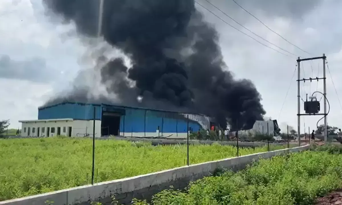 पाईप फैक्ट्री में लगी  भीषण आग