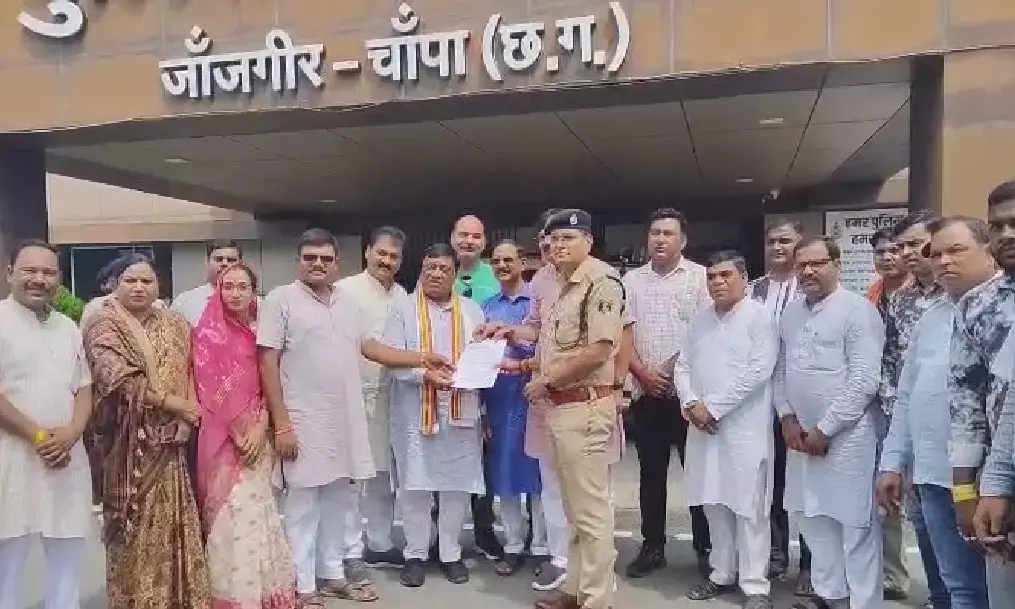 फरार MLA के खिलाफ भाजपाईओं का प्रदर्शन : गिरफ्तारी की मांग को लेकर एएसपी को सौंपा ज्ञापन