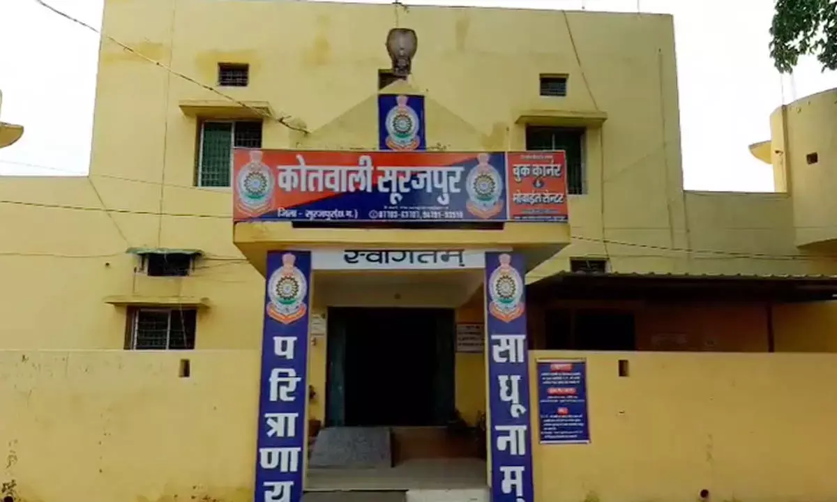 पेड़ पर लटकती मिली नाबालिग  की लाश: दशहरे के दिन से थी लापता, इलाके में फैली सनसनी