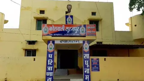 पेड़ पर लटकती मिली नाबालिग की लाश: दशहरे के दिन से थी लापता, इलाके में फैली सनसनी पेड़ पर लटकती मिली नाबालिग की लाश: दशहरे के दिन से थी लापता, इलाके में फैली सनसनी