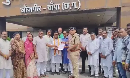 फरार MLA के खिलाफ भाजपाईओं का प्रदर्शन : गिरफ्तारी की मांग को लेकर एएसपी को सौंपा ज्ञापन फरार MLA के खिलाफ भाजपाईओं का प्रदर्शन : गिरफ्तारी की मांग को लेकर एएसपी को सौंपा ज्ञापन